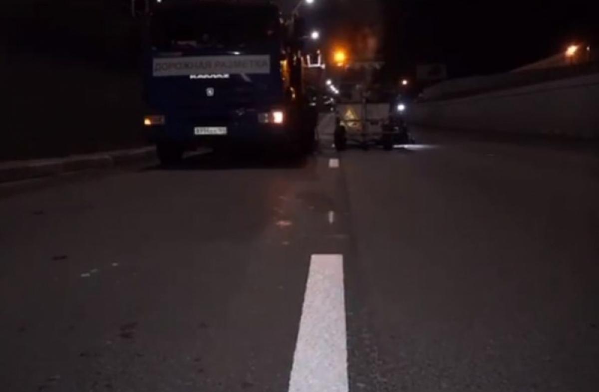 В Саратове дорожную разметку термопластиком наносят по ночам