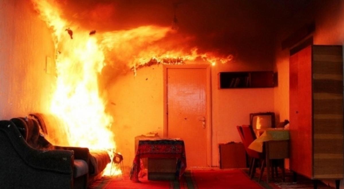 Жители горевшего в Энгельсе дома спускались по простыням и выпрыгивали в окна