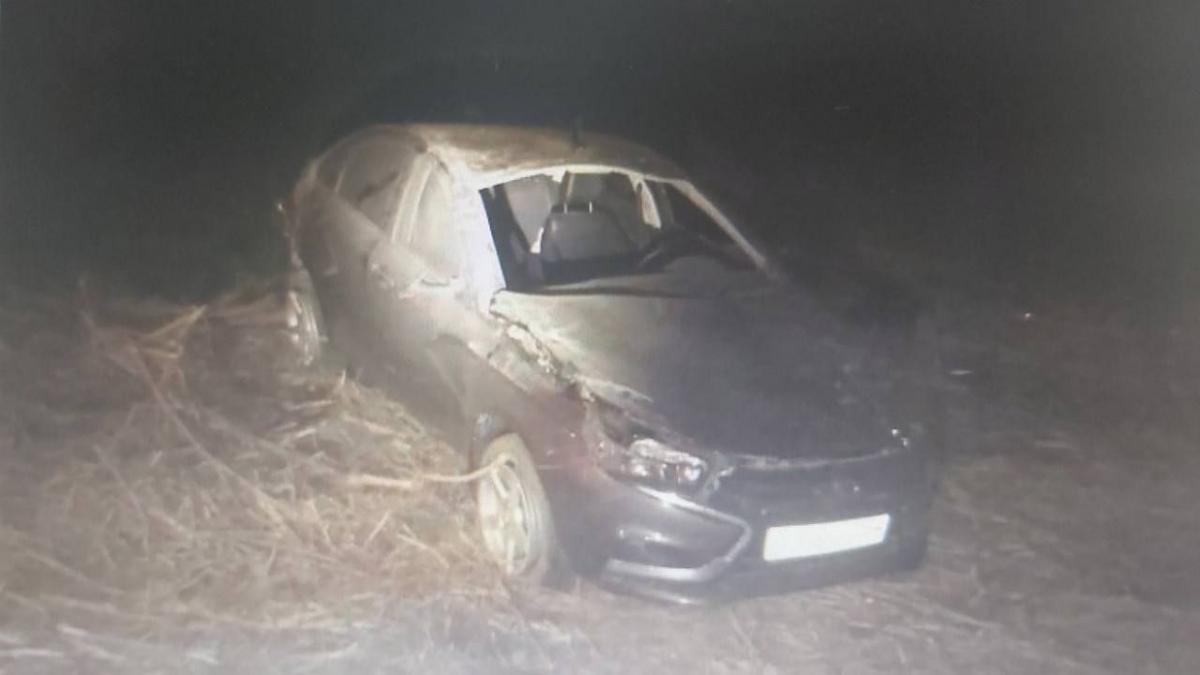 В ДТП под Саратовом погибла пассажирка перевернувшейся «Лады Весты»