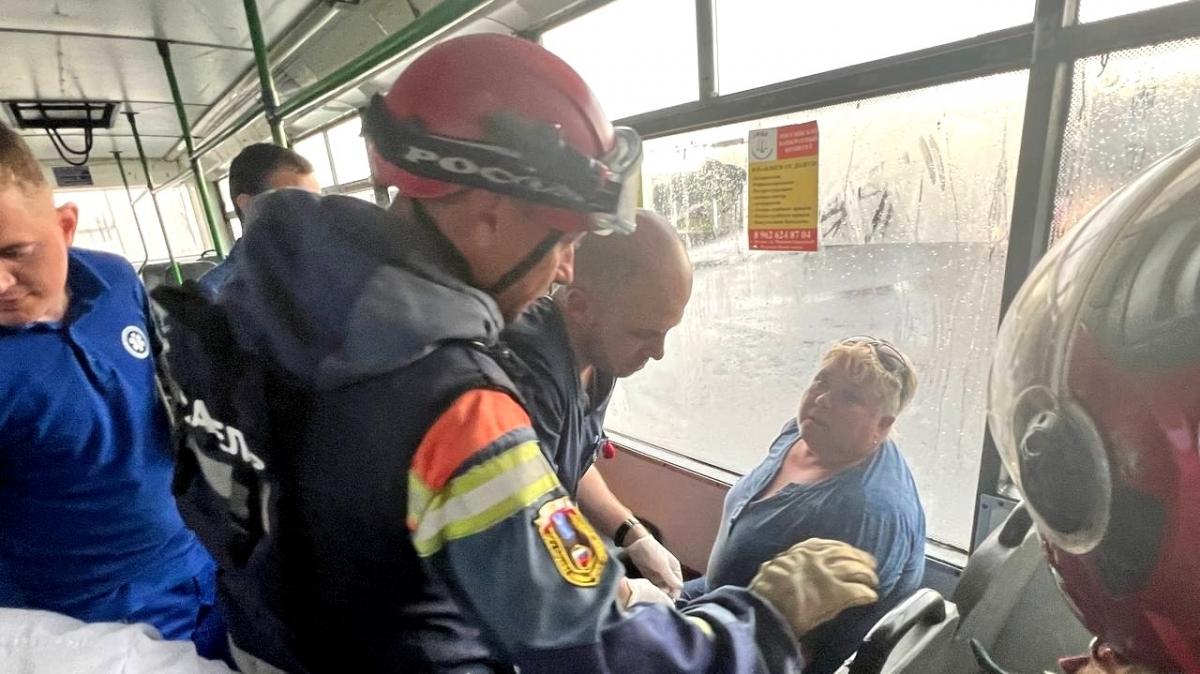 Женщину-водителя троллейбуса «Саратов-Энгельс» ударило током в грозу