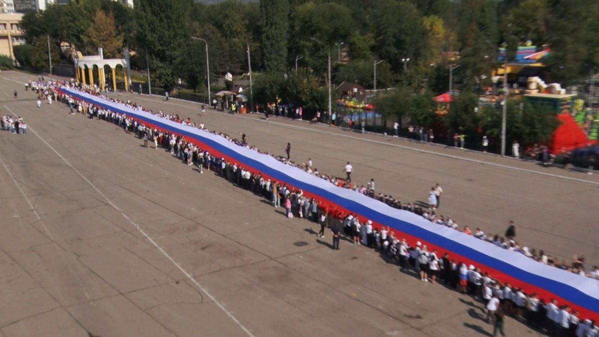 В Энгельсе отмечают День Государственного флага России