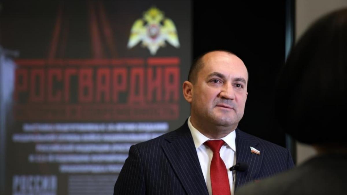 Вячеслав Калинин приветствовал открытие в облдуме выставки «Освободители Европы»