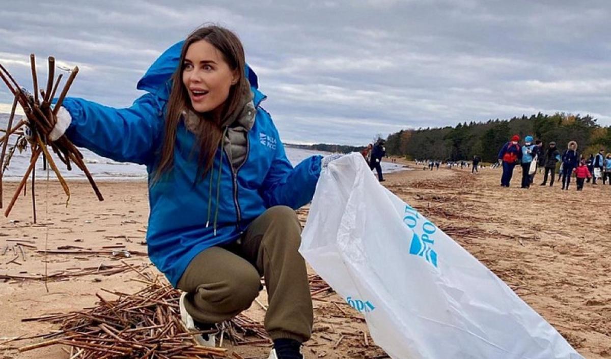 Звезда «Уральских пельменей» Юлия Михалкова позвала саратовцев на очистку городского пляжа