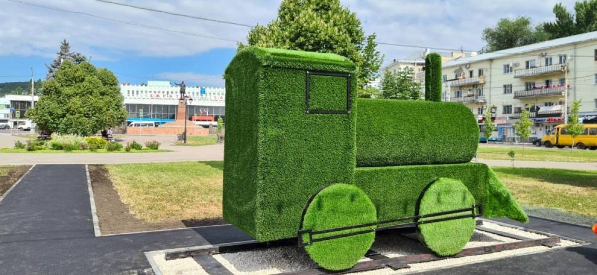 В Саратове установили арт-объект «Паровоз», чтобы освежить облик Привокзальной площади