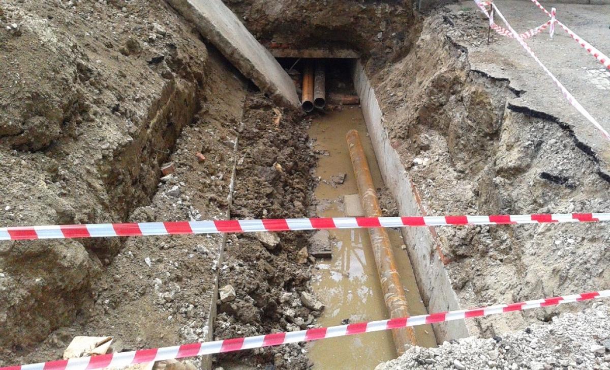 В центре Саратова перекрыто движение из-за ремонта на тепловых сетях