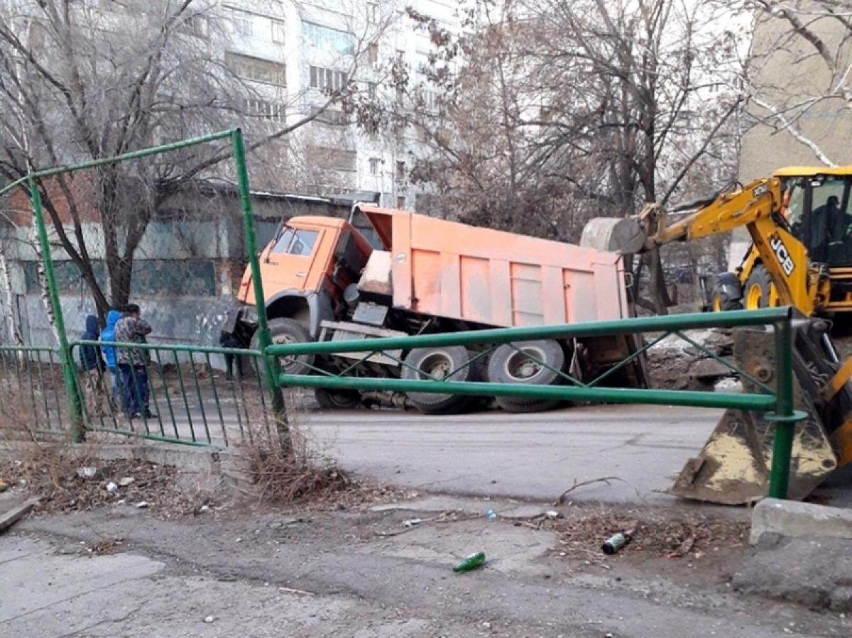 В Саратове при проведении ремонтных работ КАМАЗ провалился в коммунальную яму