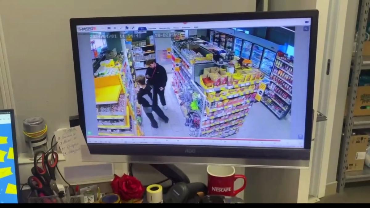 В супермаркете Энгельса сотрудник сорвался и дал пощечину подростку