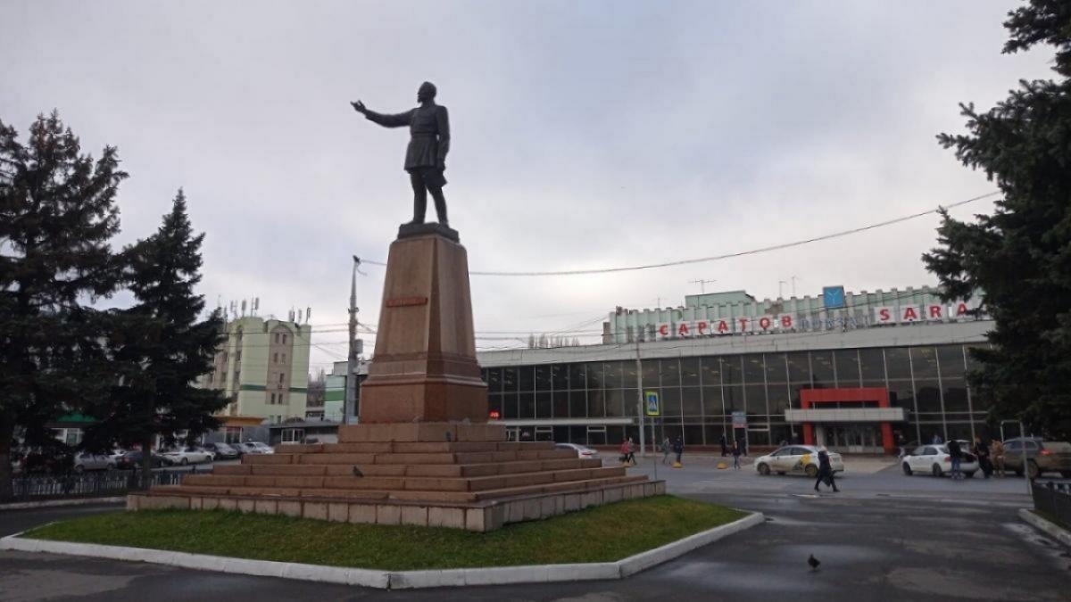 В Саратове пешеходный переход у «Локомотива» закрыли забором