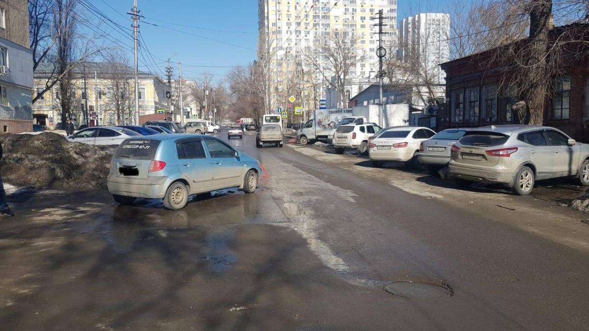 В Саратове вышедшую на проезжую часть пенсионерку сбила иномарка