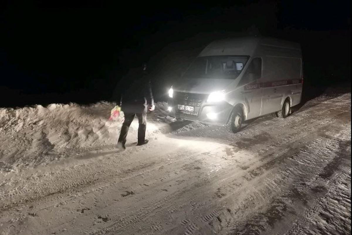 Снова снежные заносы: в Марксовском районе спасатели эвакуировали беременную женщину