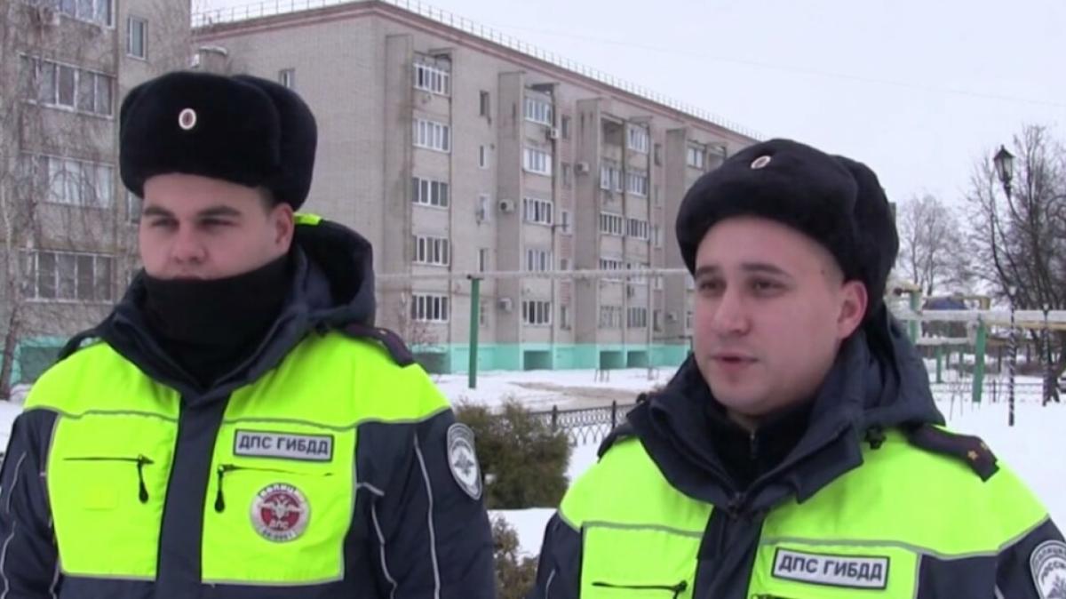 Саратовские автоинспекторы спасли 2 мужчин из горящей квартиры