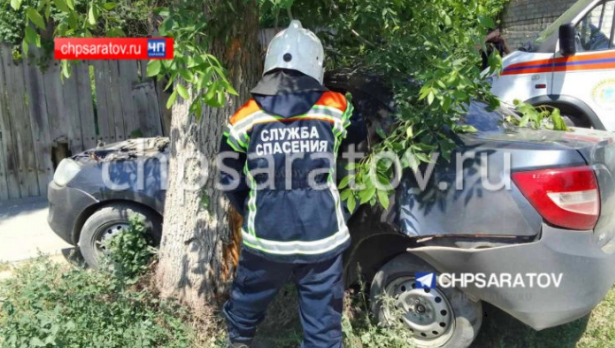 В Вольске водитель «Lada Granta» скончался после столкновения с деревом