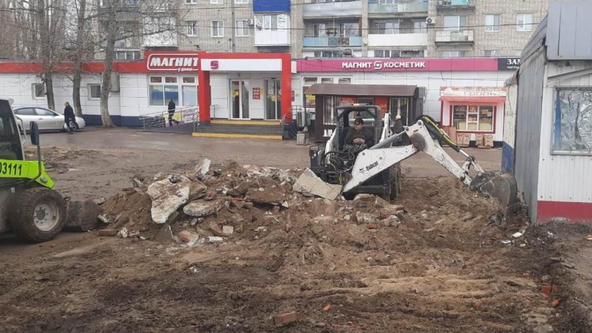 «Ночь длинных ковшей»: в Энгельсе сносят торговые объекты