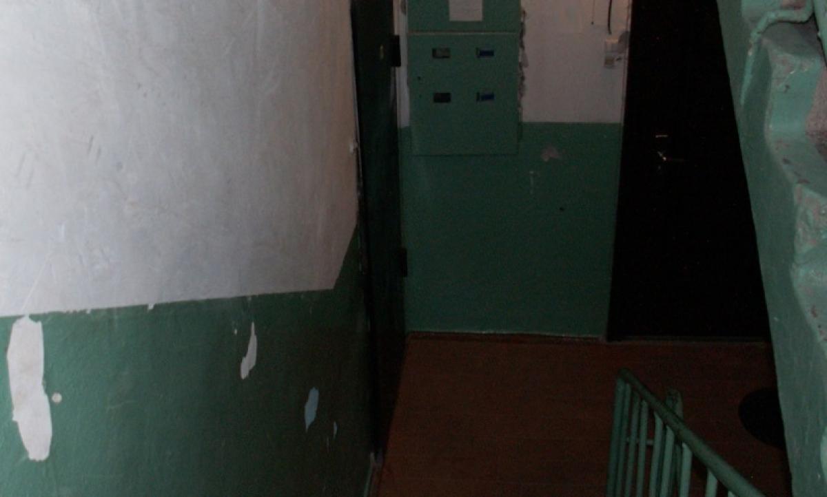 Трое парней до смерти забили жителя многоэтажки в подъезде, перепутав его с другим мужчиной