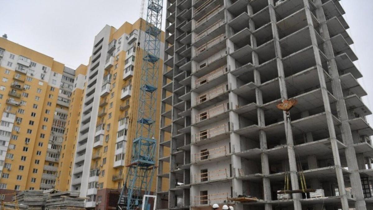 Суд узаконил приостановку строительства 3 многоэтажных домов в Энгельсе 