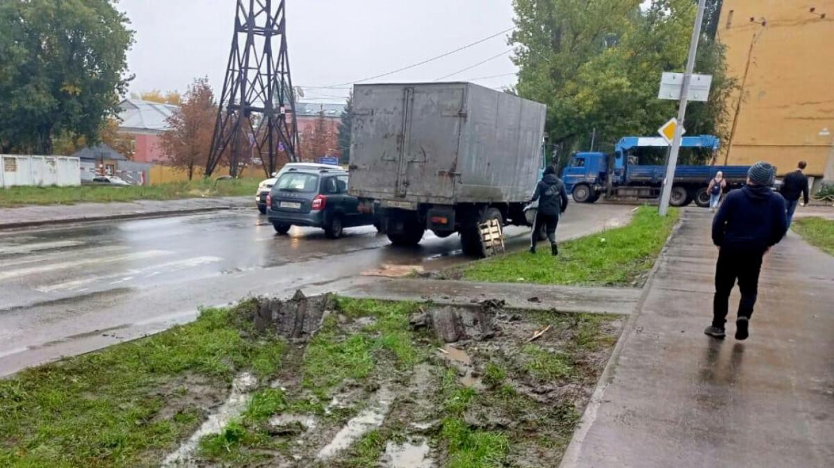 В Саратове на Лунной грузовик наехал на пешехода