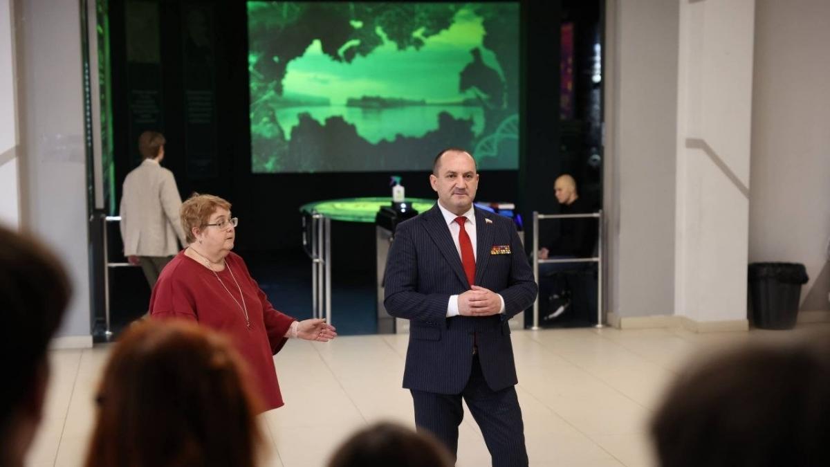 Депутат Калинин провёл экскурсию в честь юбилея Росгвардии и войск правопорядка