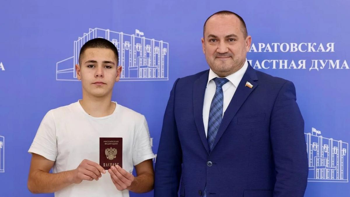 Депутат Саратовской облдумы Вячеслав Калинин вручил паспорт юному патриоту