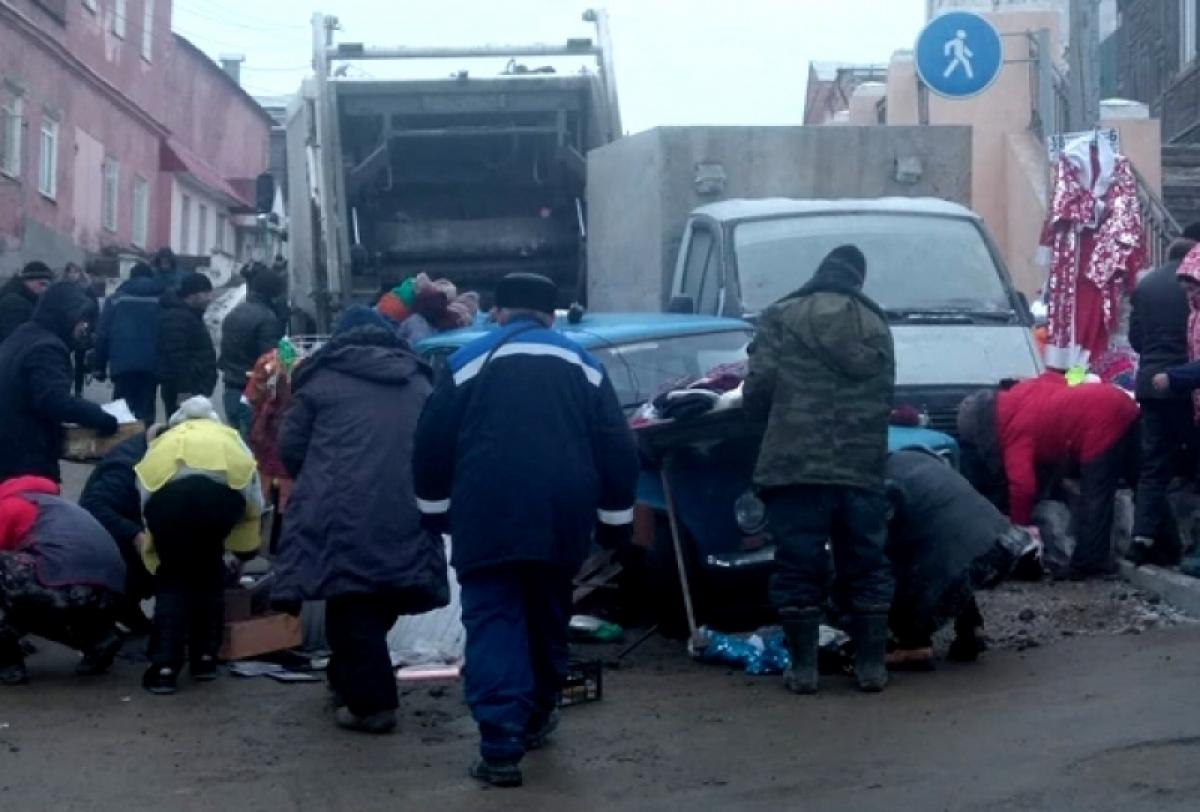 «Взбесившийся» мусоровоз: в Саратовской области МАЗ устроил страшный погром на рынке 