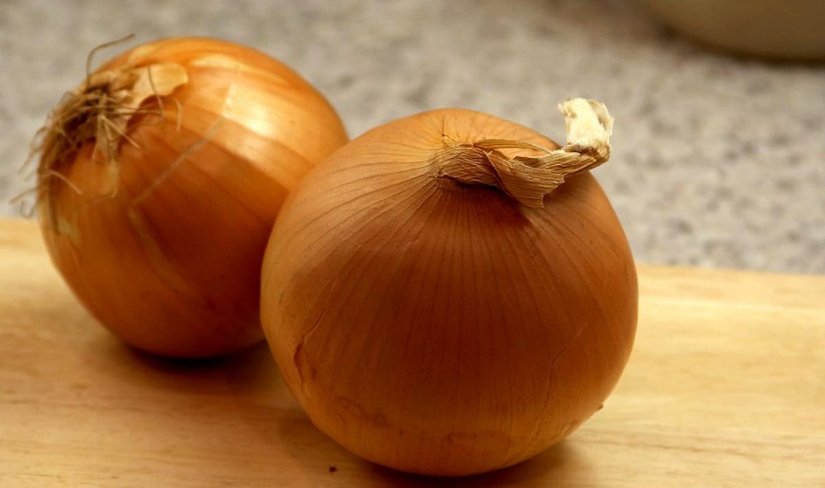 Жителей Энгельса зовут чистить лук на 2000 рублей за смену