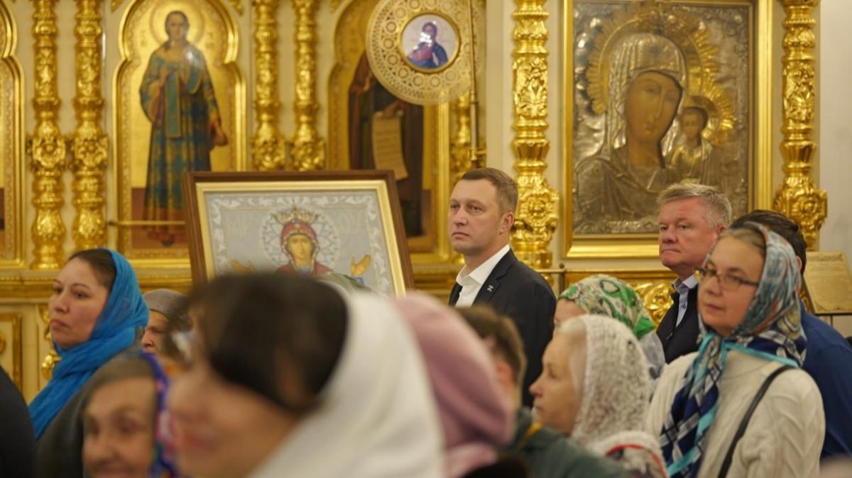Бусаргин и Исаев посетили службу в честь Казанской иконы Божией Матери