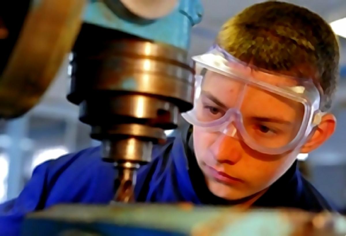 Российских школьников намерены загнать на производственную практику