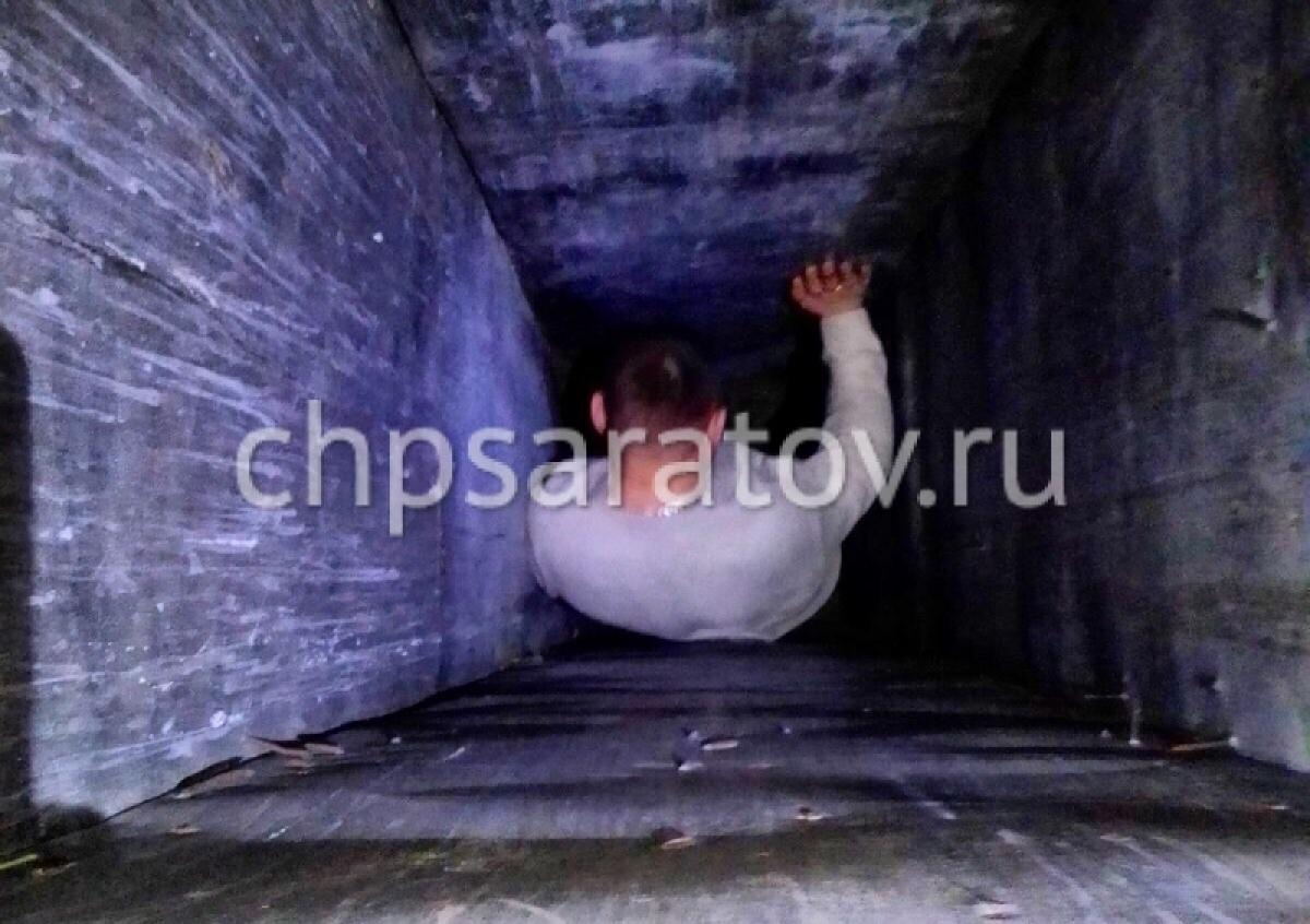В Саратове мужчина провалился в вентиляционную шахту: спасателям понадобилось альпинистское снаряжение
