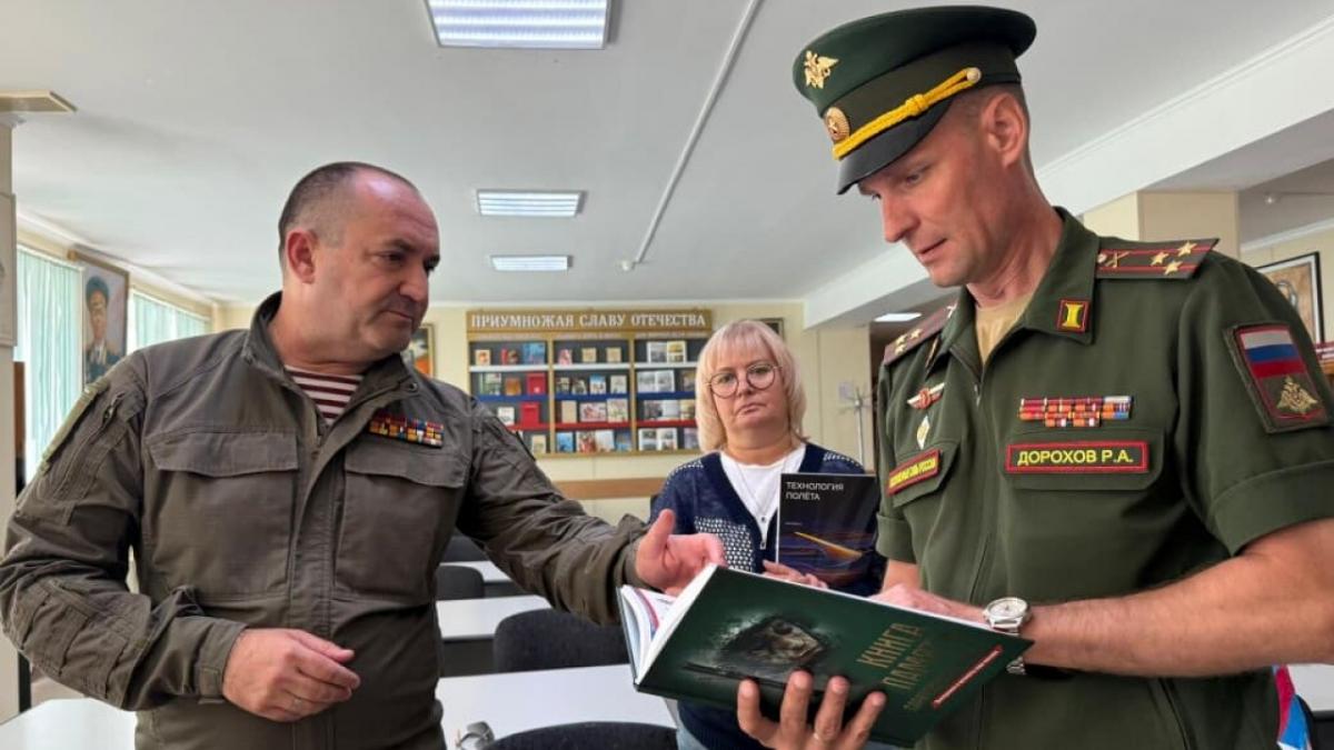 Калинин передал в библиотеку Саратовского артучилища подборку книг