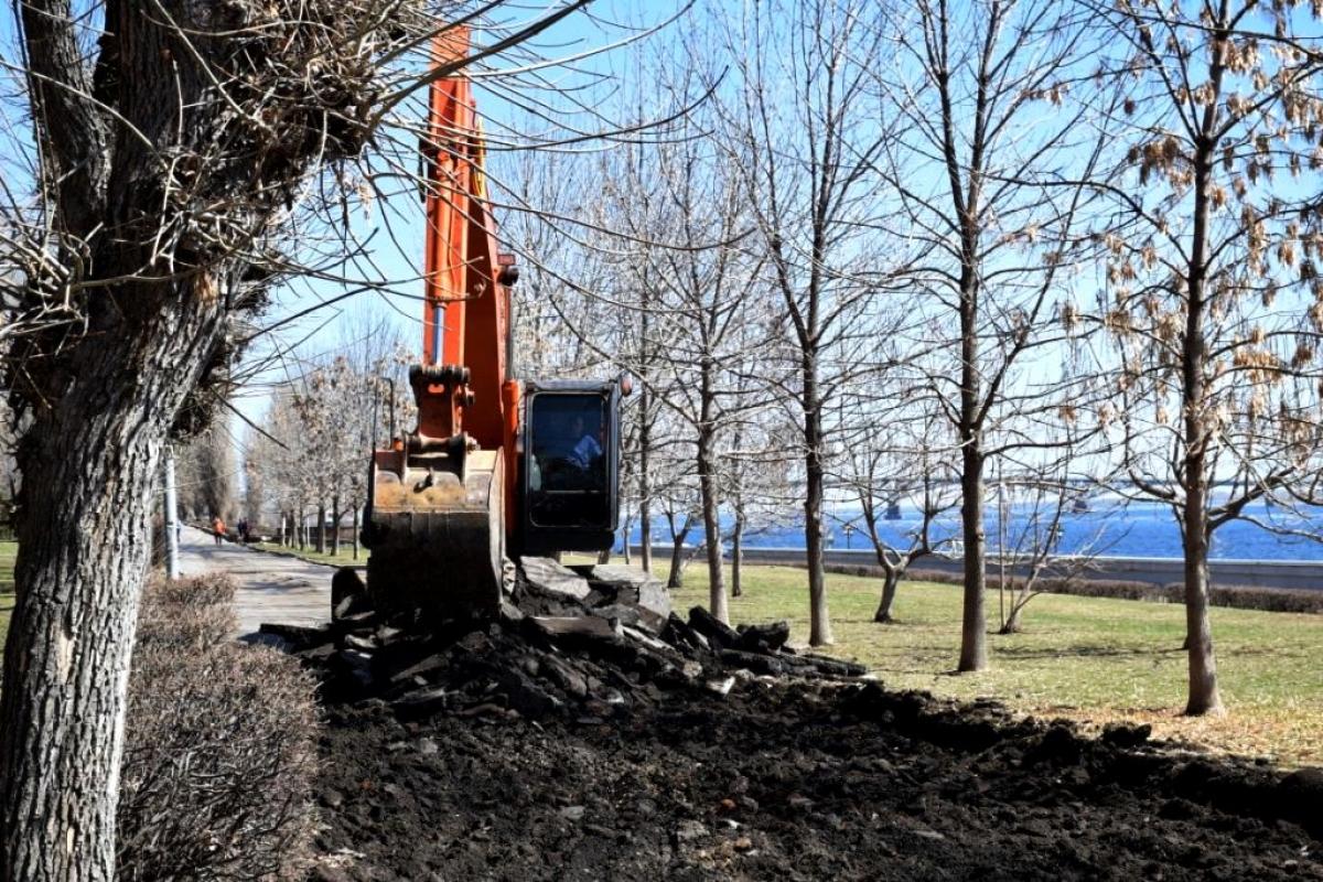 На набережной Саратова рабочие снимают асфальт с пешеходных дорожек