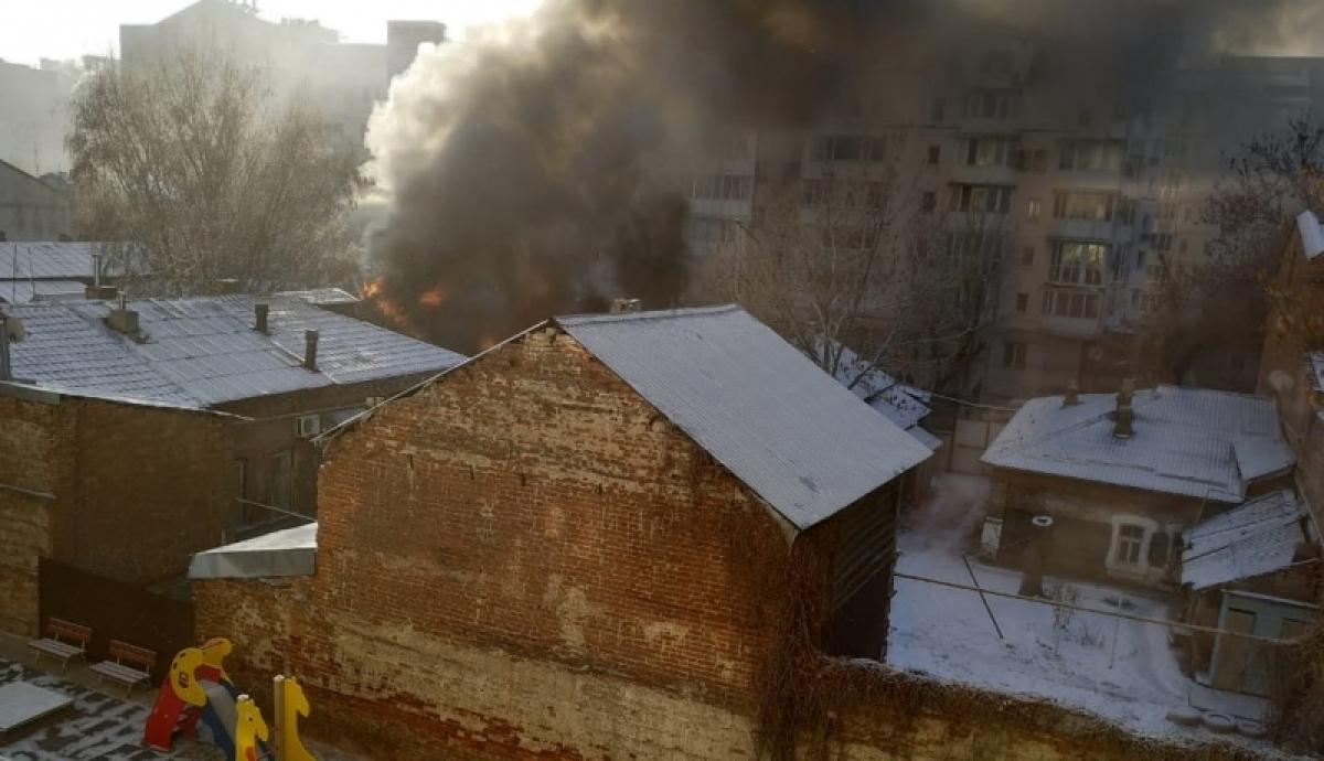 В центре Саратова горит жилой дом (ФОТО и ВИДЕО)