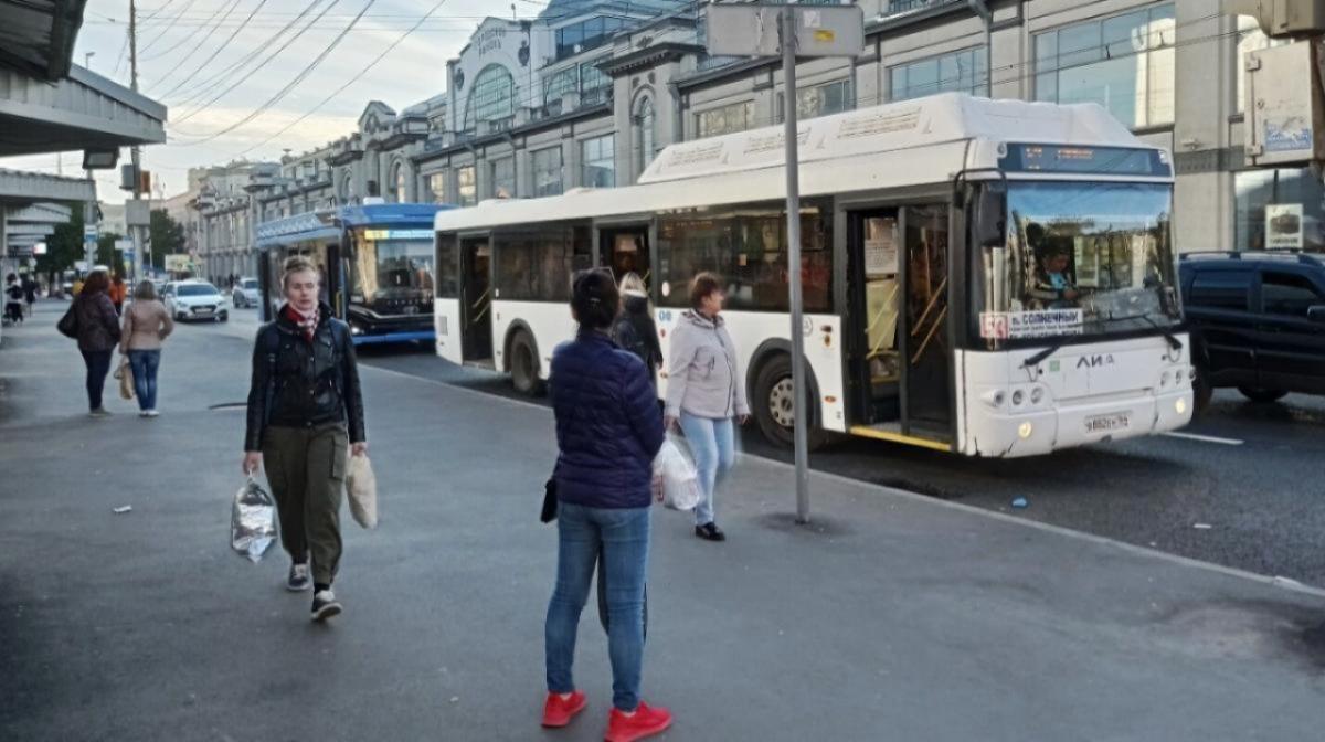 После аварии на Шехурдина госпитализировали водителя автобуса № 53