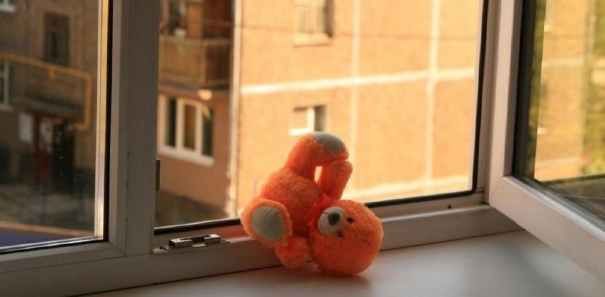 В Энгельсе девочка-подросток выпала из окна: на месте происшествия работают экстренные службы