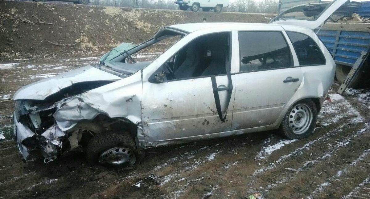 В Саратовской области автоледи перевернулась на «Ладе Калина»