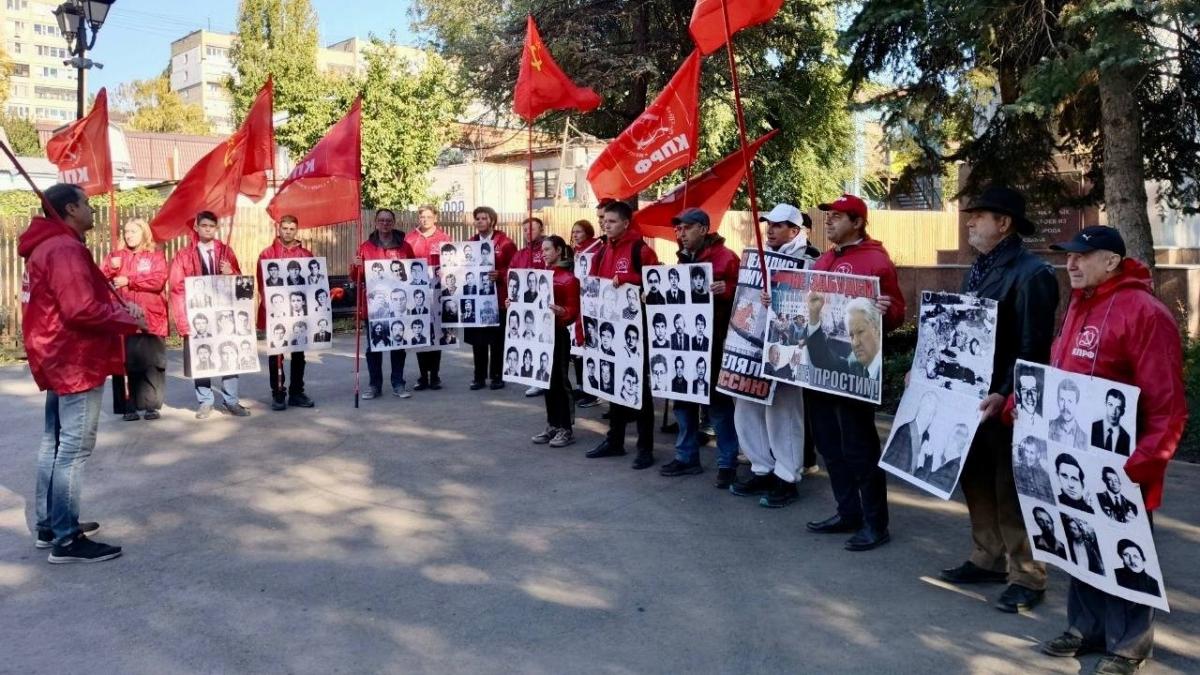Ольга Алимова: в Саратове коммунисты почтили память погибших в 1993 году