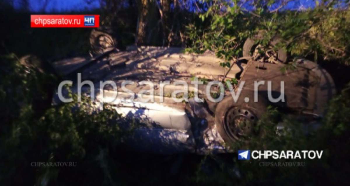 Слетевшая с саратовской трассы легковушка опрокинулась на крышу возле Нестеровки