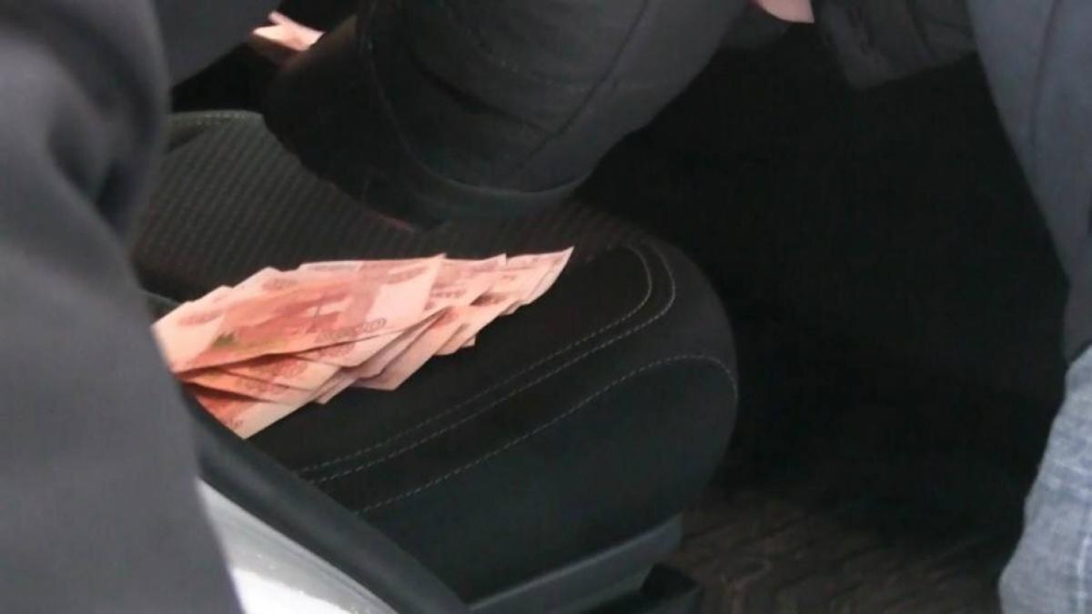 В Саратове экс-сотрудник налоговой службы уволен из-за вятки в 1 млн рублей