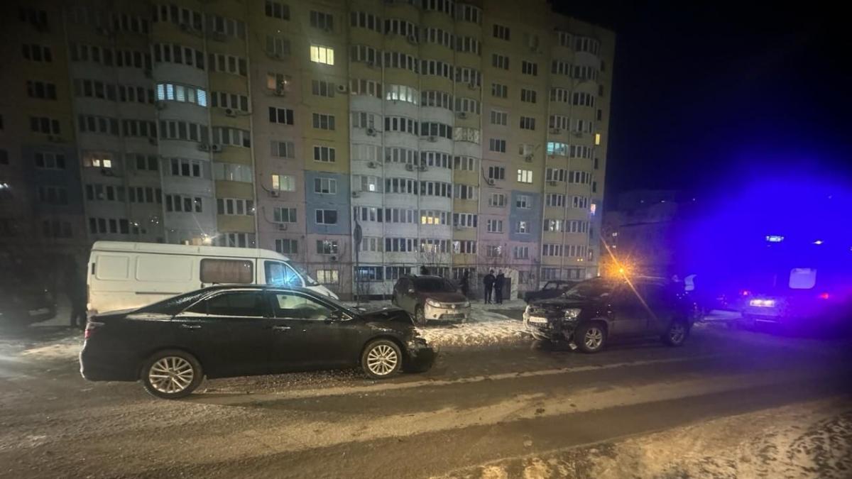 В Саратове водитель «Киа» пострадал в лобовом столкновении на Блинова