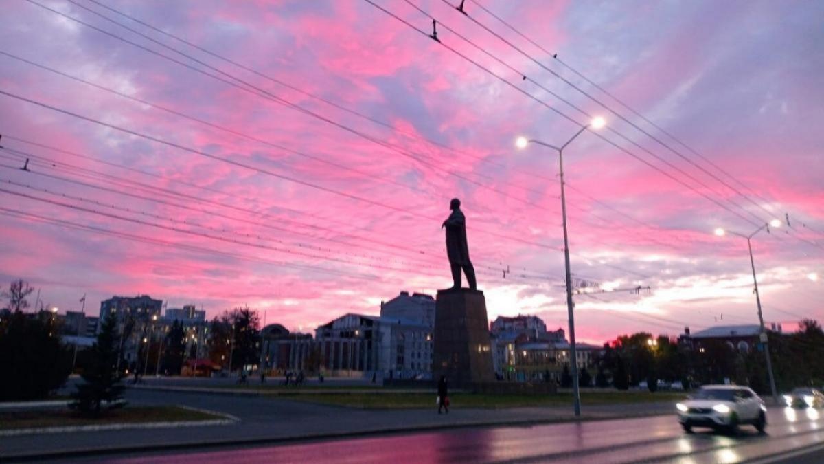 В Саратове на главной площади начнется установка новогодней елки