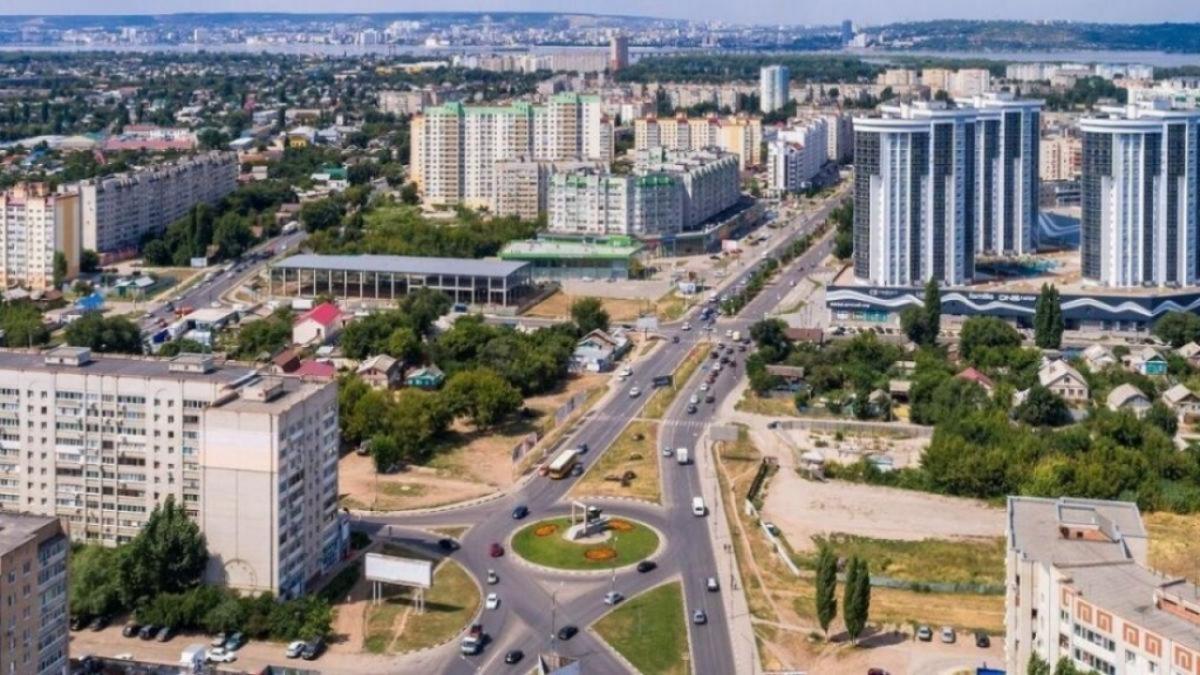Улицы Энгельса массово освобождают от незаконных ларьков и рекламы
