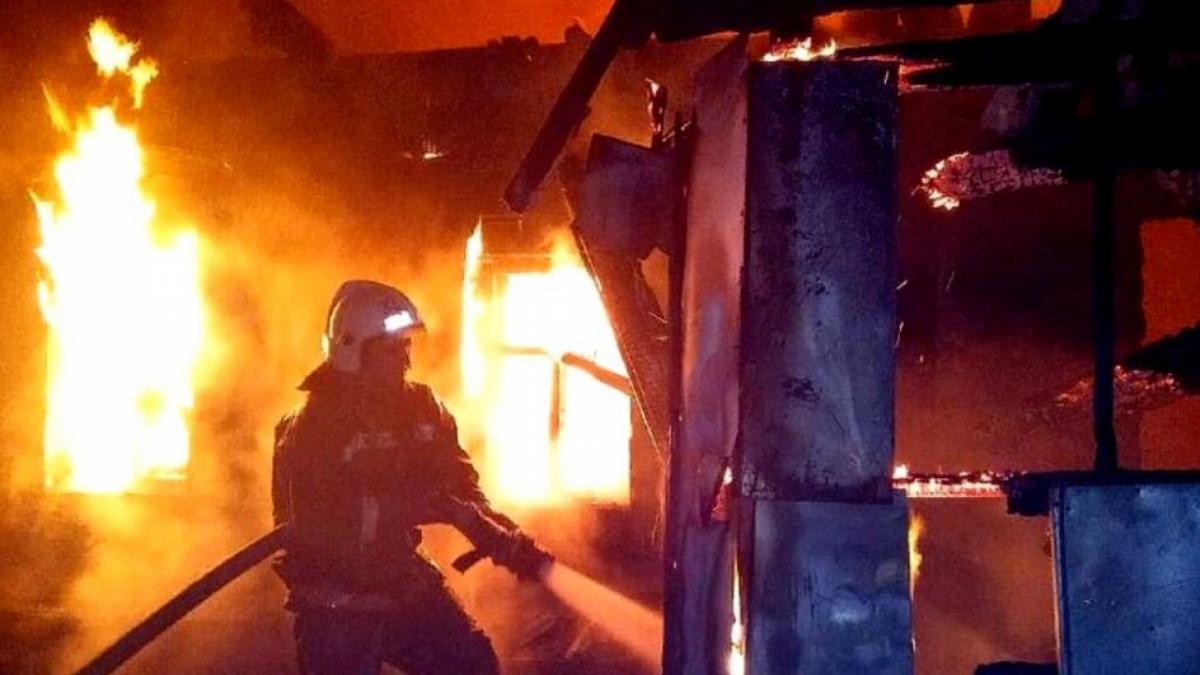 Под Саратовом возник масштабный пожар после взрыва сарая с 6 бочками бензина 