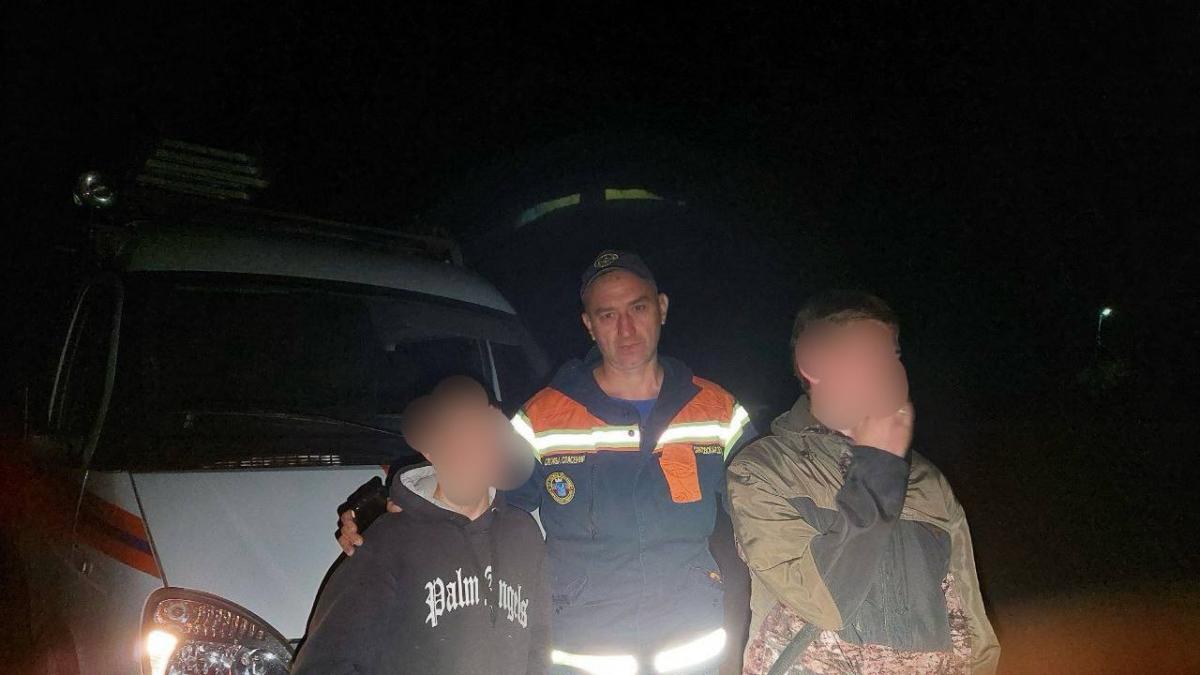 Саратовские спасатели нашли заблудившихся в лесу подростков
