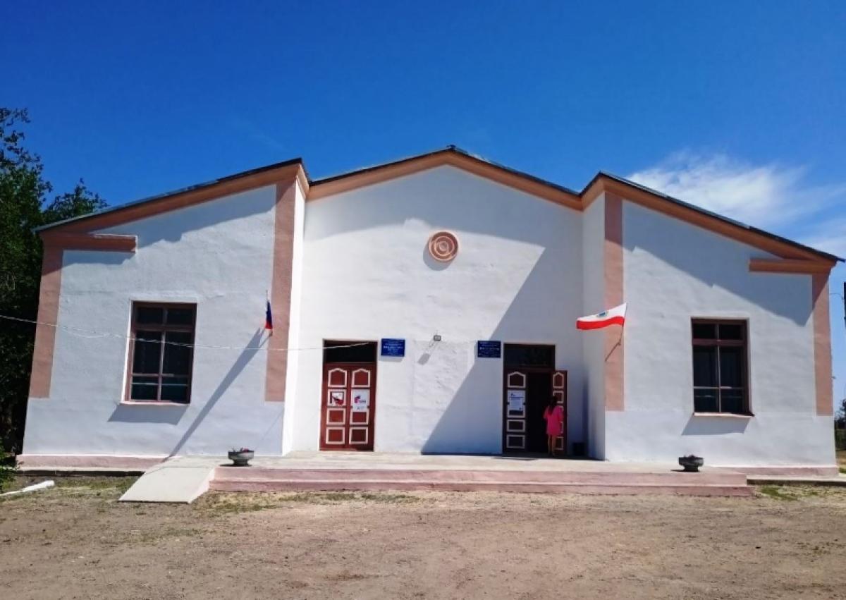 Саратовский губернатор порадовался ремонту сельского ДК на границе с Казахстаном