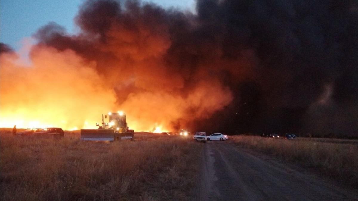 Под Саратовом к крупному пожару на свалке попросили не приближаться