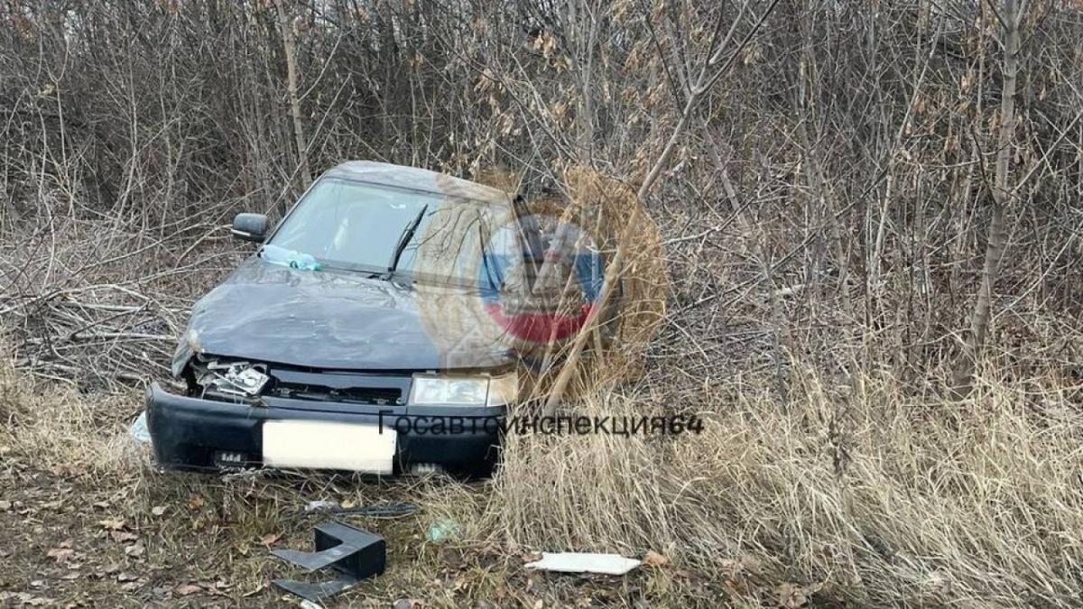 В Саратове 2 девушки покалечились в перевернувшейся «десятке»