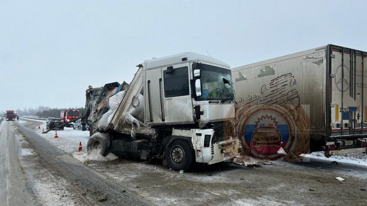 Под Саратовом погиб водитель в аварии грузовиков «Вольво» и «Рено»