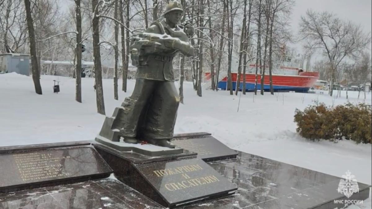 В Саратове увековечили имена погибших после атаки БПЛА пожарных