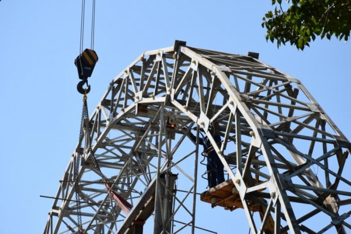 В Саратове на площади Кирова демонтировали арку на Аллее роз