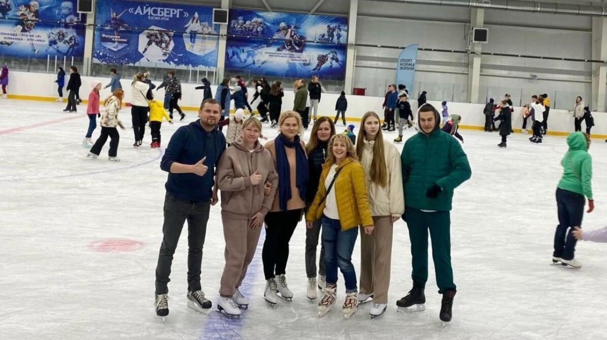 Резонансное открытие арены «Айсберг» в Энгельсе: на коньки встала глава города 