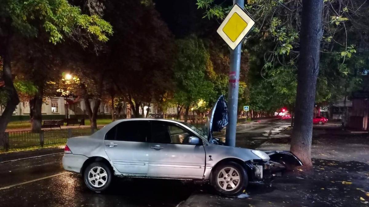 В Саратове на Рахова водитель «Мицубиси» врезался в столб