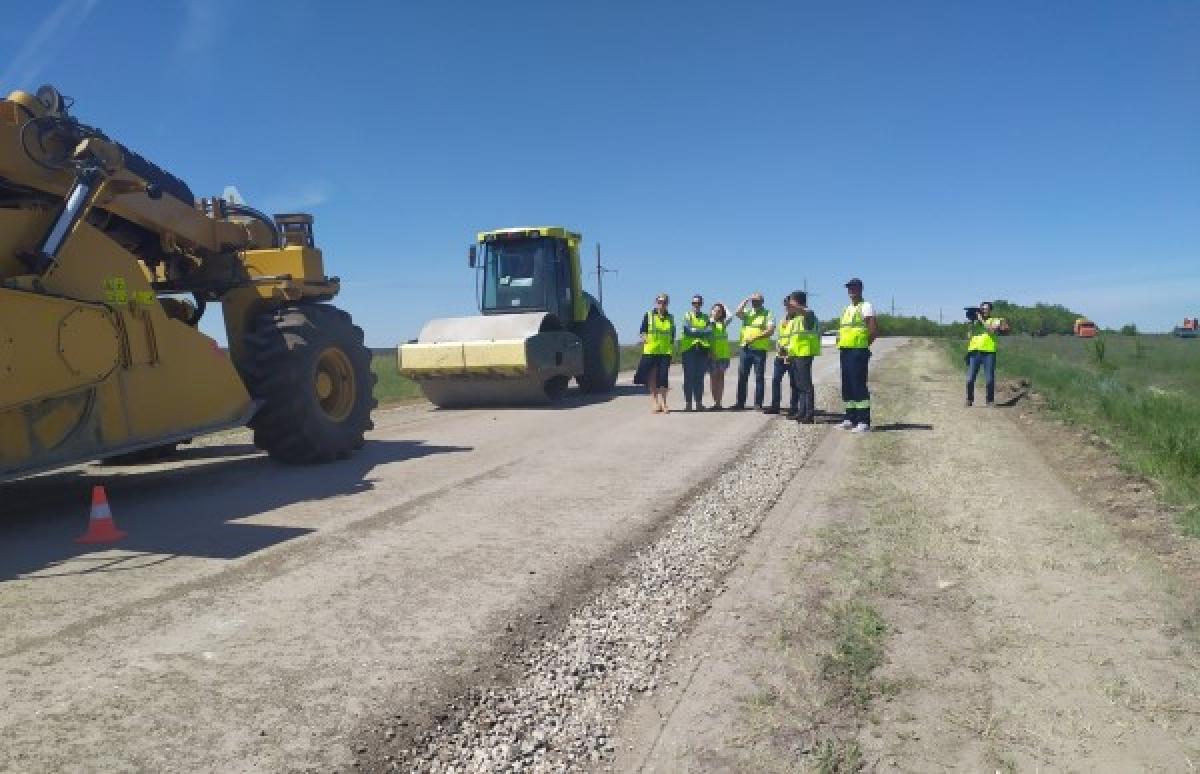 В Саратовской области новую дорогу делают, измельчая старую